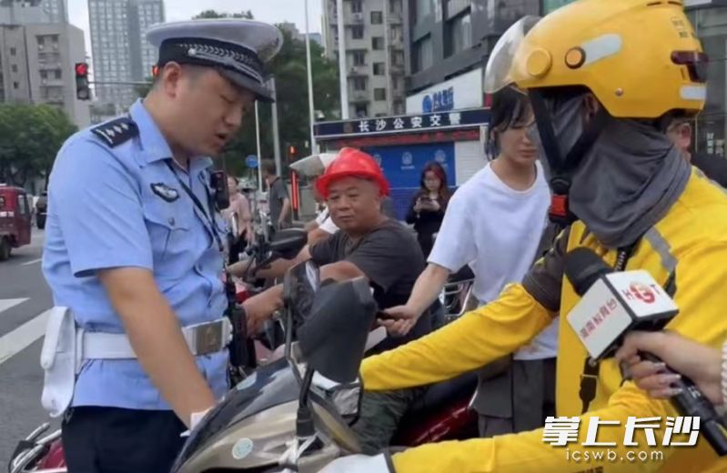 对不规范驾驶行为的外卖员，交警部门及时查处和纠正。 长沙晚报全媒体记者 何乐 徐琪奕 摄