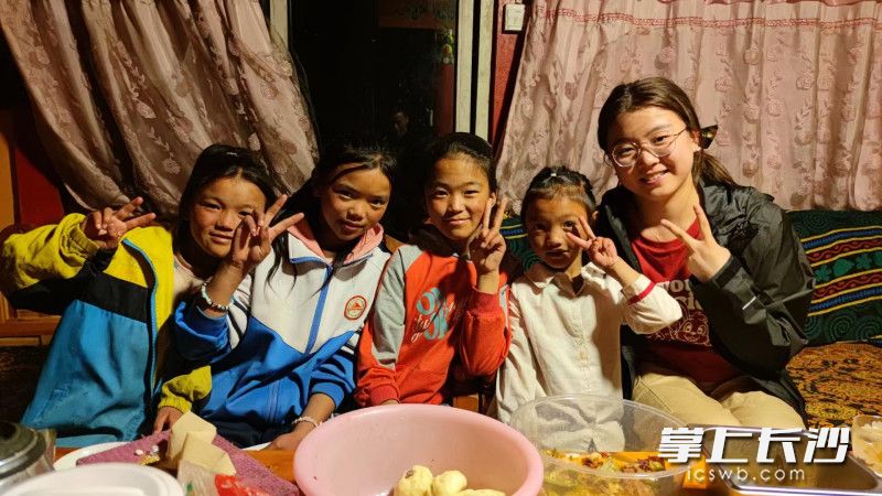 唐香毓（右一）和西藏的孩子们在一起。均为受访者供图