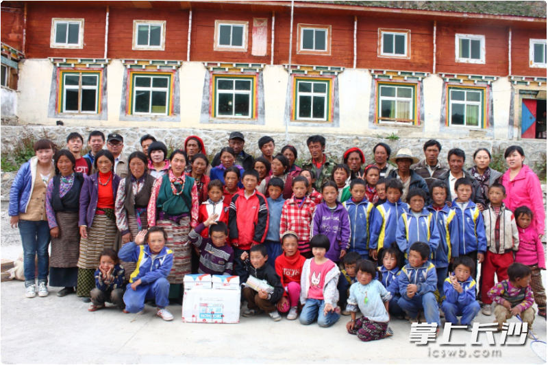 2013年，6岁多的唐香毓（前排中间粉色衣服）与来古学校孩子们合影。
