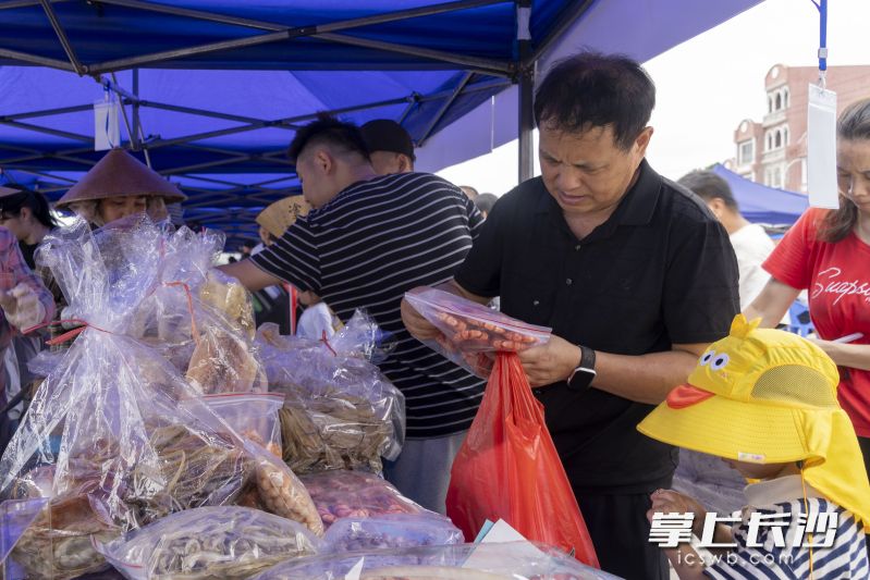 企沙开海集市活动，集美食体验和商品展销于一体。