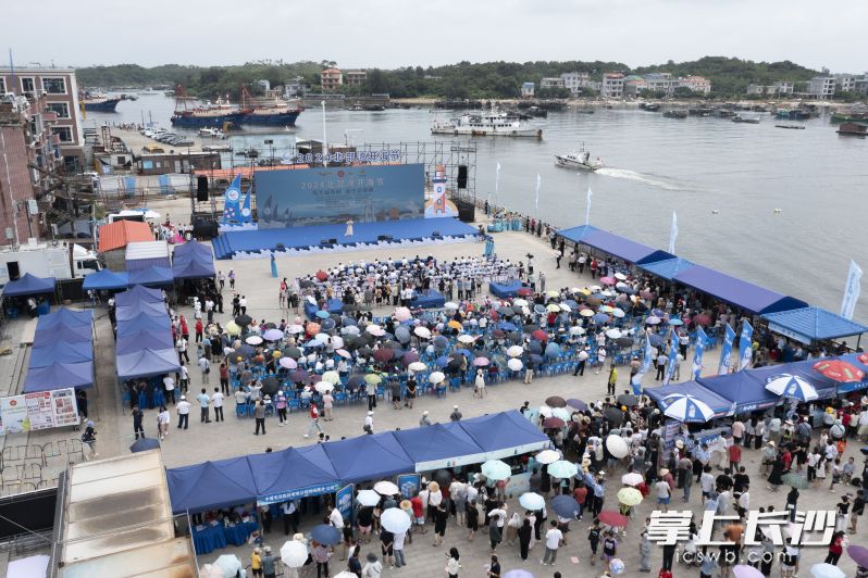 今日，随着北纬12度以北的南海海域（含北部湾）伏季休渔期满，2024北部湾开海节开海仪式在防城港市港口区企沙镇开海节广场举行。  均为长沙晚报全媒体记者周数邑摄