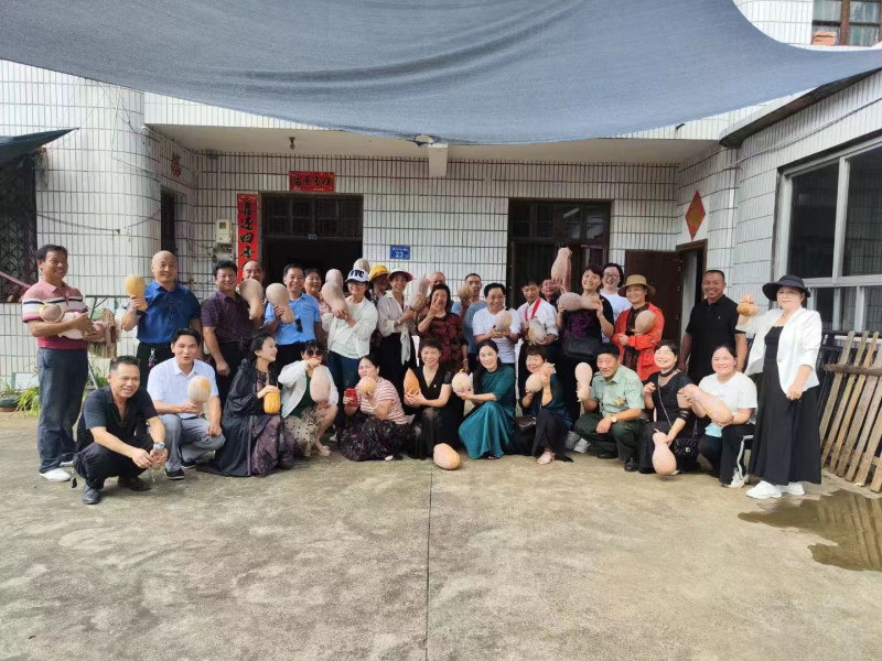 宁乡花明文联爱心人士探望八旬村民李奶奶，并购买她家种的南瓜。受访方供图