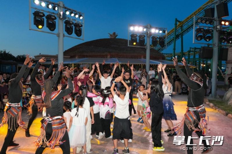 欢乐城吸引众多游客。  均为园区供图