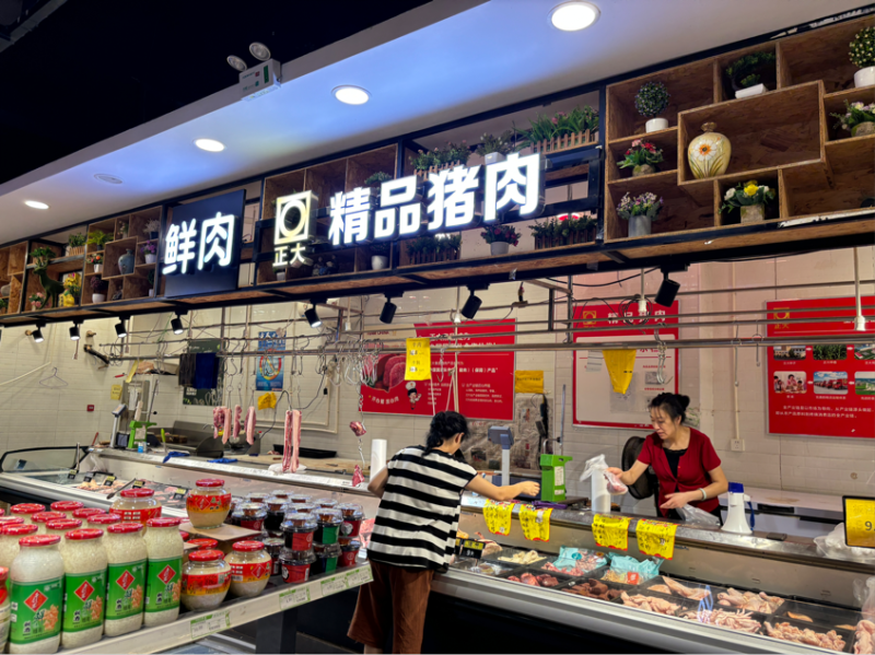 一位市民在生鲜超市选购猪肉。 实习生 李斯雯 摄