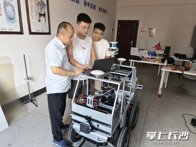 朱德勇（中）正在进行数据调试。