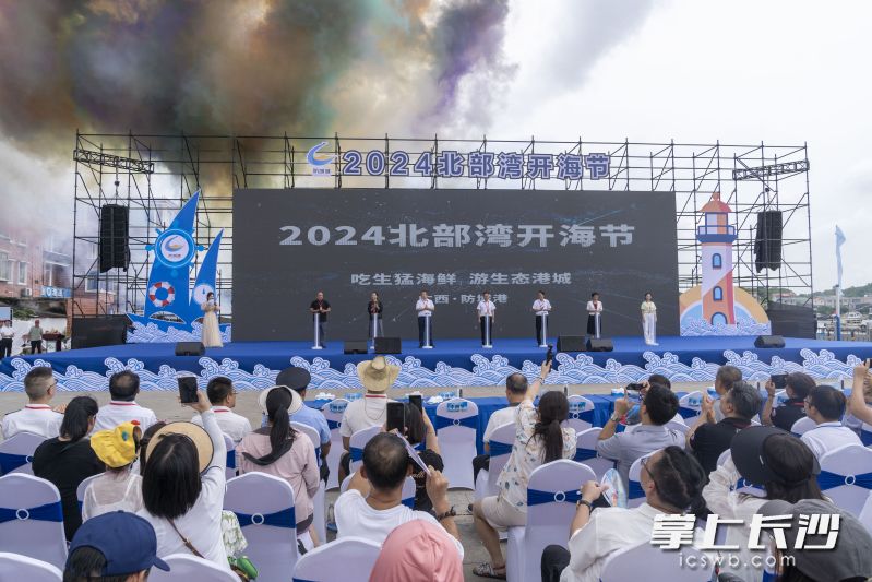 开海节以“吃生猛海鲜 游生态港城”为主题。
