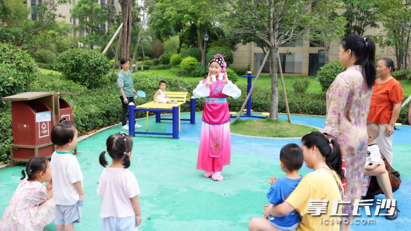 胡睿菡在小区活动广场练习花鼓戏《采茶调》，且自编防溺水唱段，吸引不少居民驻足观赏。 长沙晚报全媒体记者 盛磊 摄