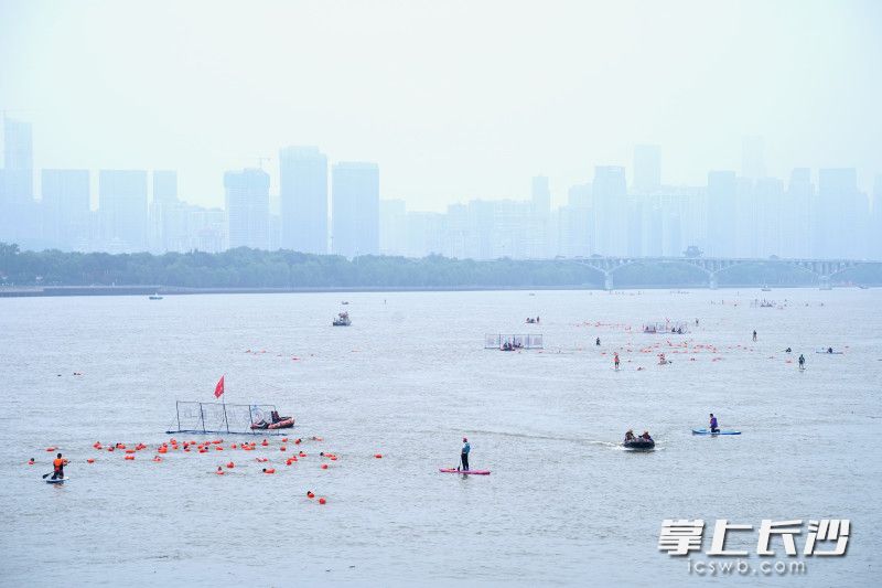 湘江犹如铺了一层橙色地毯，缓缓向江心涌进，场面极其壮观。