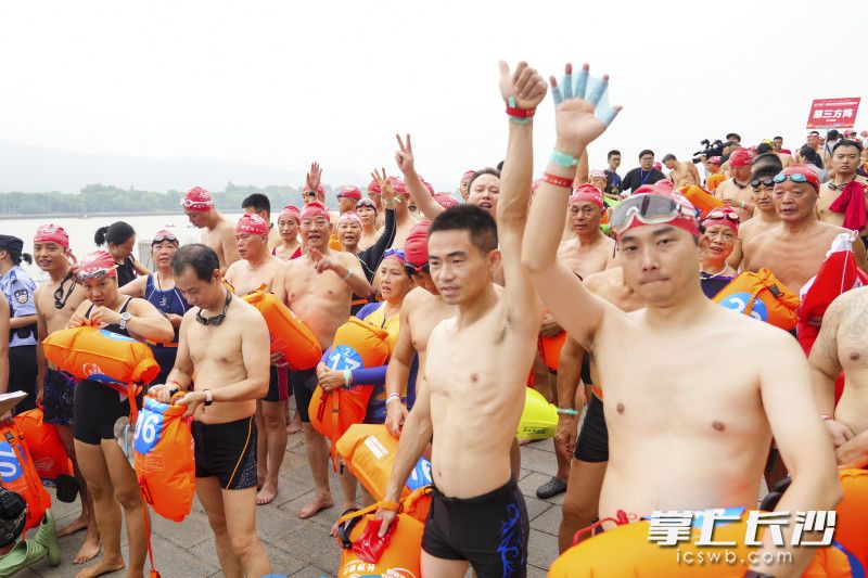 来自全国各地的3000余名游泳爱好者参加活动。