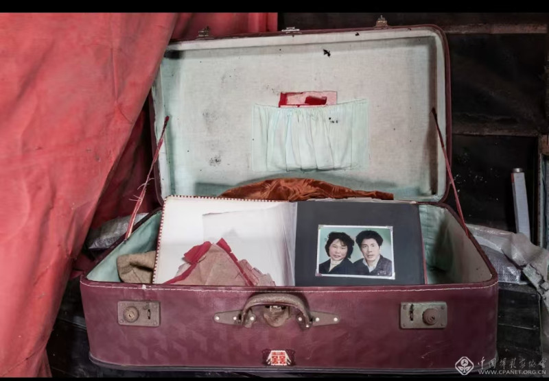 作品类别：无主题纪实类单元（组照）作品名称：遗落的老照片作者姓名：刘曙强