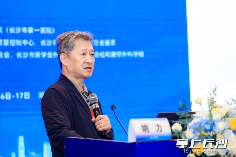 中日友好医院姚力教授在学术会上分享《腹腔镜直肠癌手把手教学》的专题讲座。