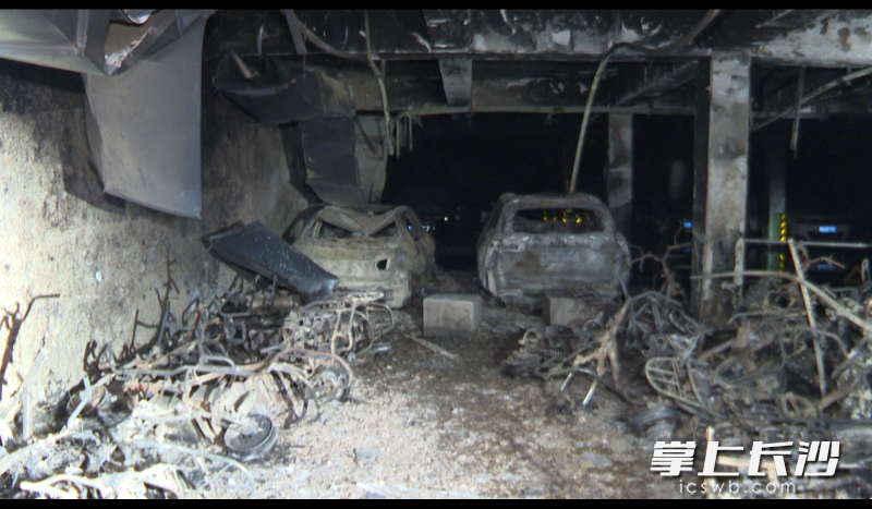 该处地下室火情共烧毁电动自行车60余辆。长沙晚报通讯员 冯运文 供图