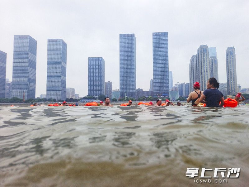 此次活动从文津码头出发，终点为橘子洲东侧战备码头，沿途将经过橘子洲景区、杜甫江阁、坡子街、太平街、潮宗街、万达广场、青年毛泽东雕像等景点和地标性建筑。