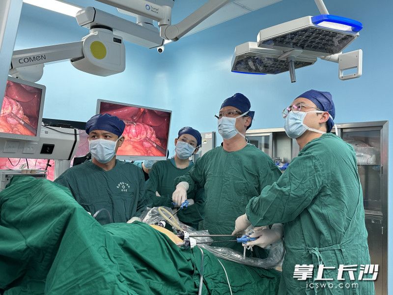 中日友好医院姚力教授在学术会上分享《腹腔镜直肠癌手把手教学》的专题讲座。