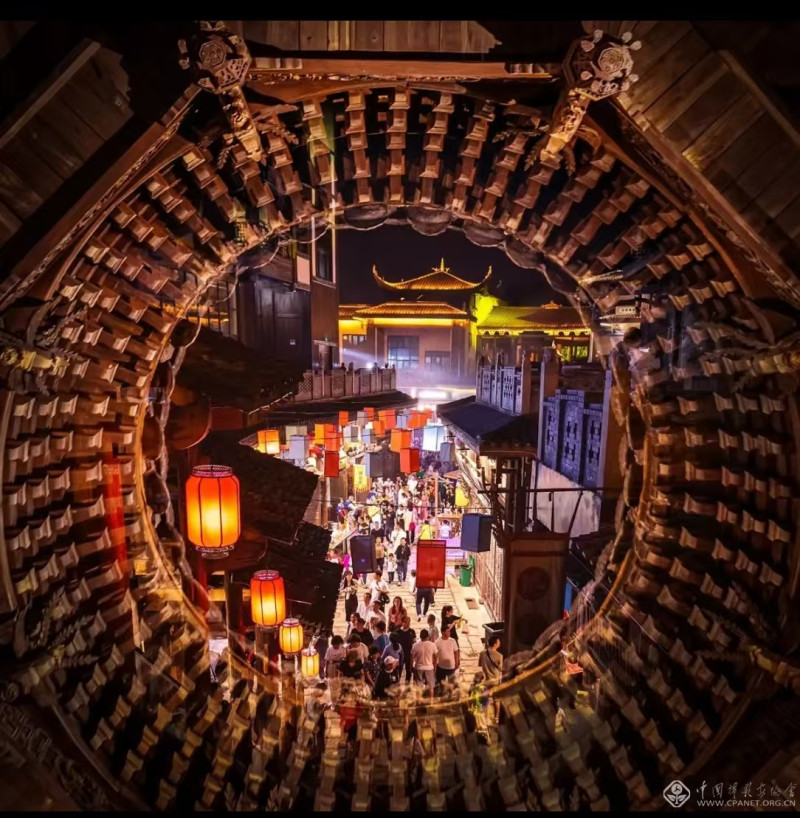 作品类别：无主题艺术类单元（单幅）作品名称：七十二奇楼夜市亮作者姓名：李波