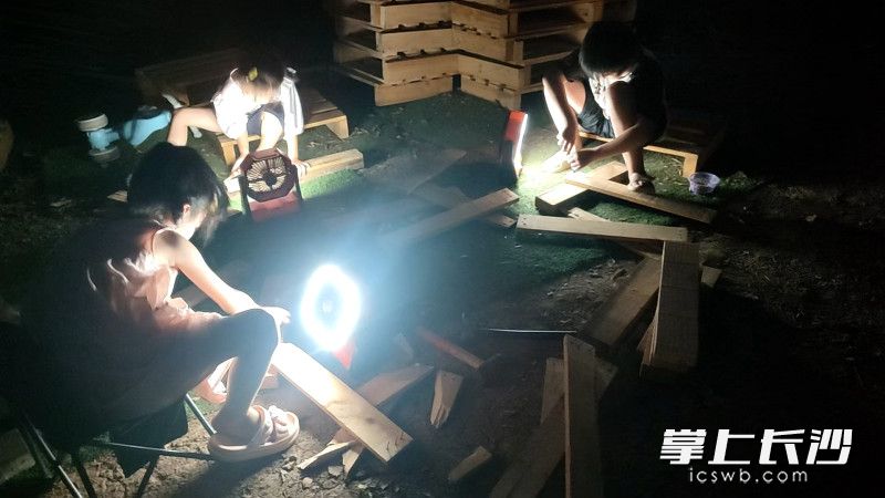 夜幕下，孩子们在加班造车。