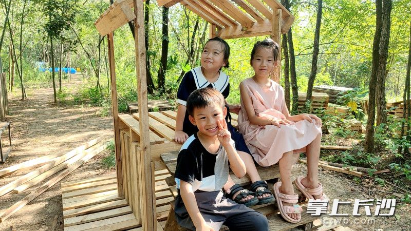 坐上自己造的房车，好开心。