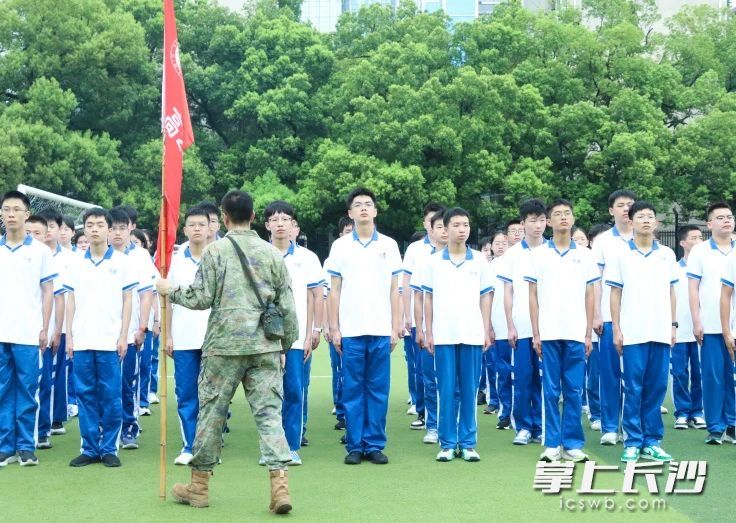 雅礼中学军训昨日启动。