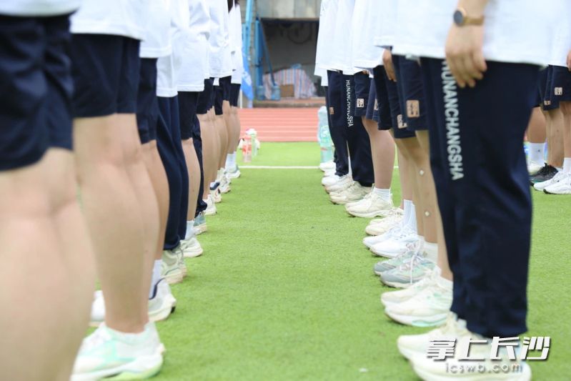 烈日下站军姿，少年挺拔如松。