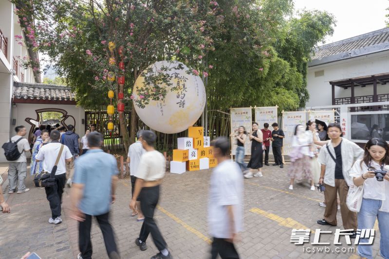 9月14日上午，记者在橘子洲头长沙非遗馆门口发现一个巨大的月亮造型，直径达到3米，吸引了众多游客拍照打卡。长沙晚报全媒体记者 周数邑 摄