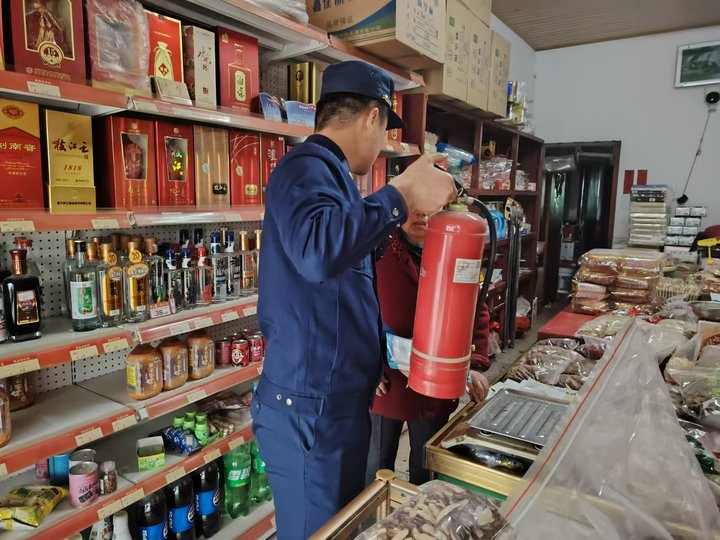 望城区书堂山消防救援站深入辖区沿街商铺开展消防安全宣传活动。通讯员供图