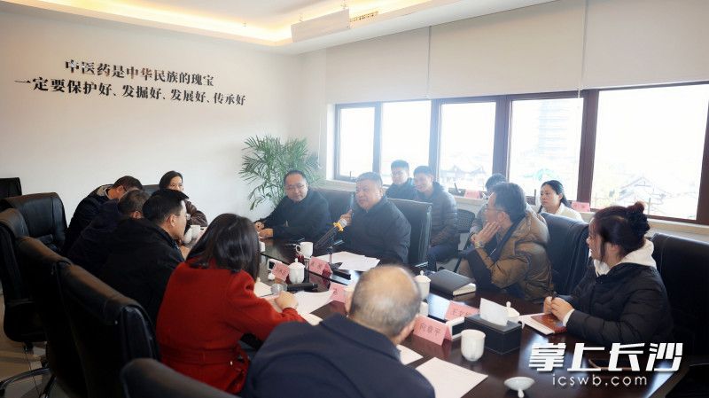 陈刚在铜官窑主持召开座谈会。 长沙晚报全媒体记者 盛磊 摄