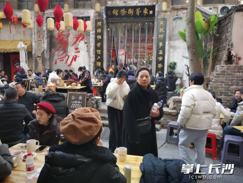 茶馆门前坐满了客人。均为长沙晚报全媒体记者颜家文摄