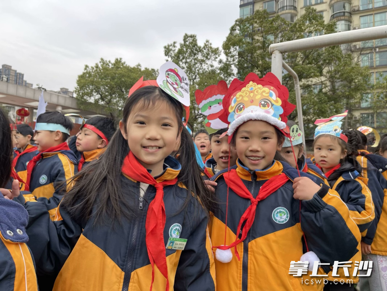 同学们戴着各种自制头饰参加开学典礼。 均为长沙晚报通讯员肖磊供图 同学们戴着各种自制头饰参加开学典礼。 均为长沙晚报通讯员肖磊供图