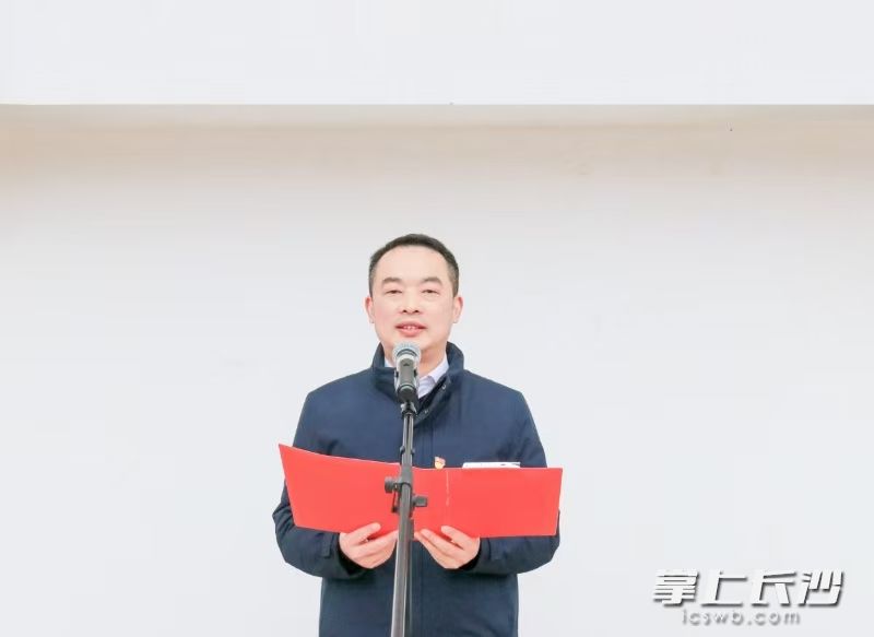 王毅希望全校师生以蛇行千里的劲头,向上求索、向深扎根、向善而行,共同书写教育发展新篇章。长沙晚报通讯员 张应德 供图 王毅希望全校师生以蛇行千里的劲头,向上求索、向深扎根、向善而行,共同书写教育发展新篇章。长沙晚报通讯员 张应德 供图