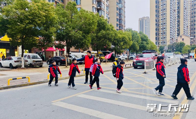每天一到上学、放学时间,在雨花区各个学校路口,总能看到一抹抹“志愿红”。 每天一到上学、放学时间,在雨花区各个学校路口,总能看到一抹抹“志愿红”。
