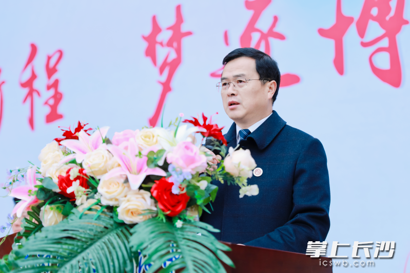 张胜利希望同学们“择善固执，将正确进行到底”。长沙晚报通讯员 钱佳 供图