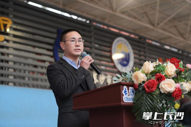 何俊希望同学们用“深度求索”开启新年的成长之旅，在解码自己未来的道路上越走越远。