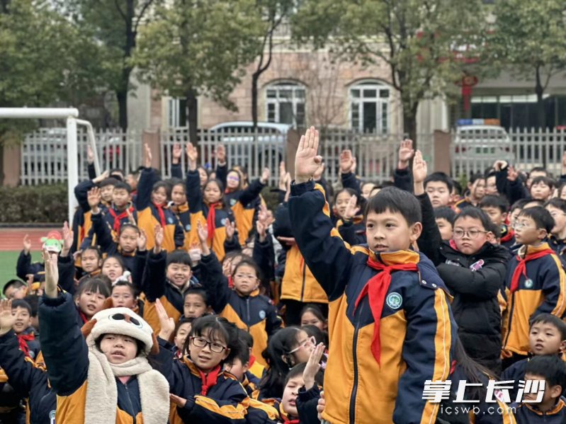 同学们纷纷举手抢答问题。 同学们纷纷举手抢答问题。