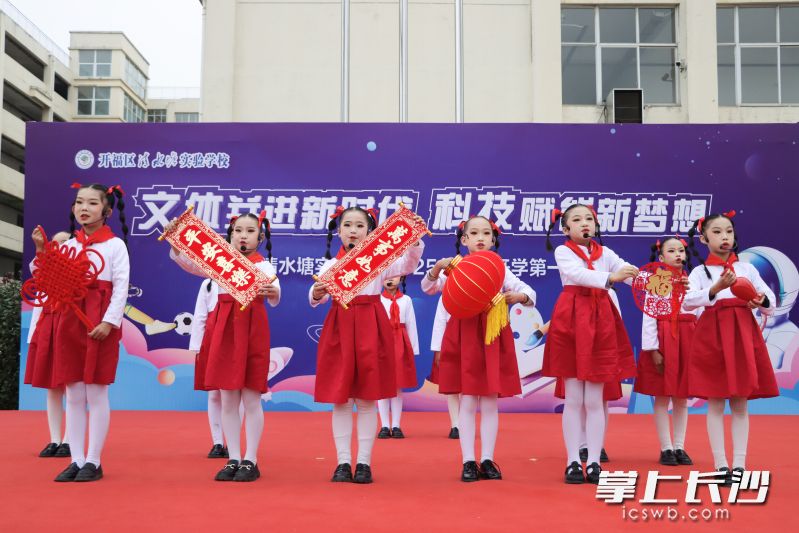 各个社团的同学们表演了精彩的节目。均为长沙晚报通讯员罗沛东摄