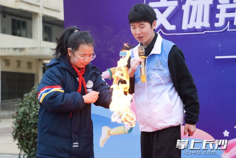 一名女生在体验“能燃烧的泡泡”。