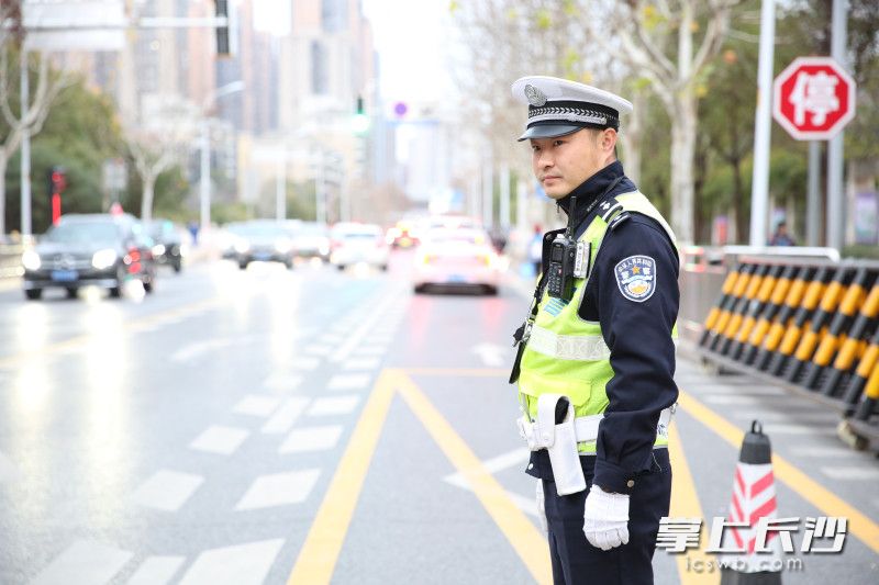 雨花区公安分局、雨花区交警大队制定勤务计划,安排执勤警力值守校园门口及周边易发生交通拥堵的路段、节点。 雨花区公安分局、雨花区交警大队制定勤务计划,安排执勤警力值守校园门口及周边易发生交通拥堵的路段、节点。