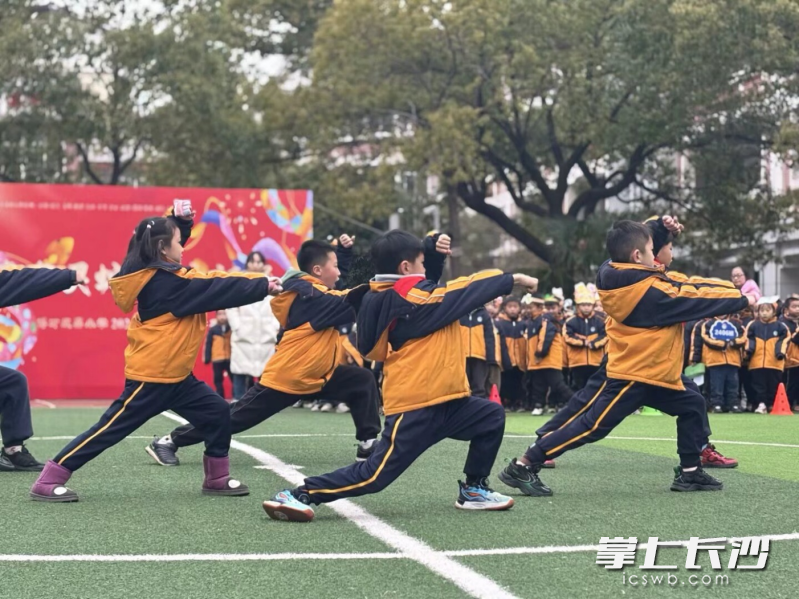 几名同学在进行中华武术表演。 几名同学在进行中华武术表演。