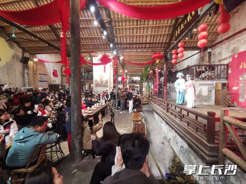 元宵节下午的“缤纷戏曲闹元宵”演出将节日气氛推向高潮。 均为长沙晚报全媒体记者颜家文摄