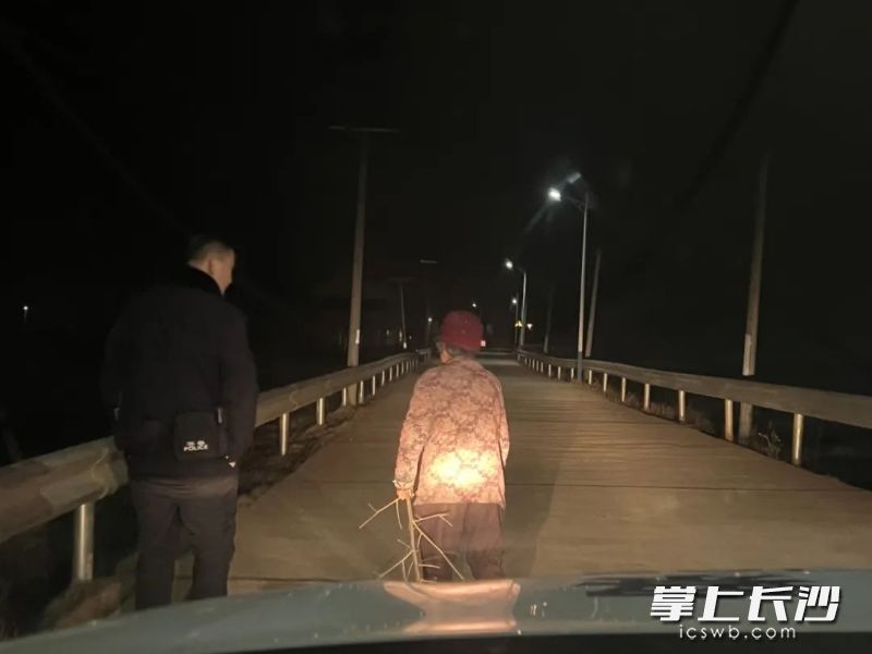 这束警灯照亮75岁老人回家路！ 长沙晚报通讯员 覃亚林 供图
