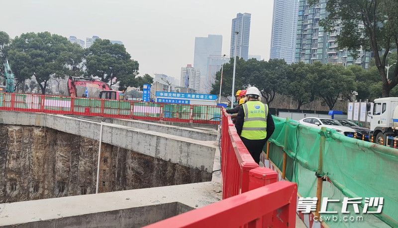 工作人员在湘江大道排水二期项目检查深基坑施工临边防护安全情况。