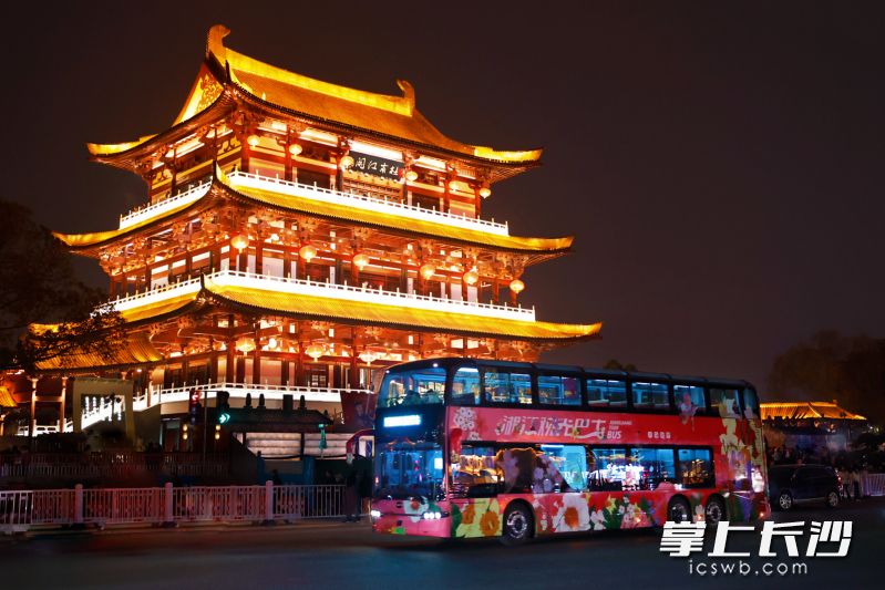 在游客市民乘坐湘江观光巴士打卡长沙的背后，有一群公交人默默奉献，保驾护航。 均为长沙晚报通讯员陈潜、樊轩供图