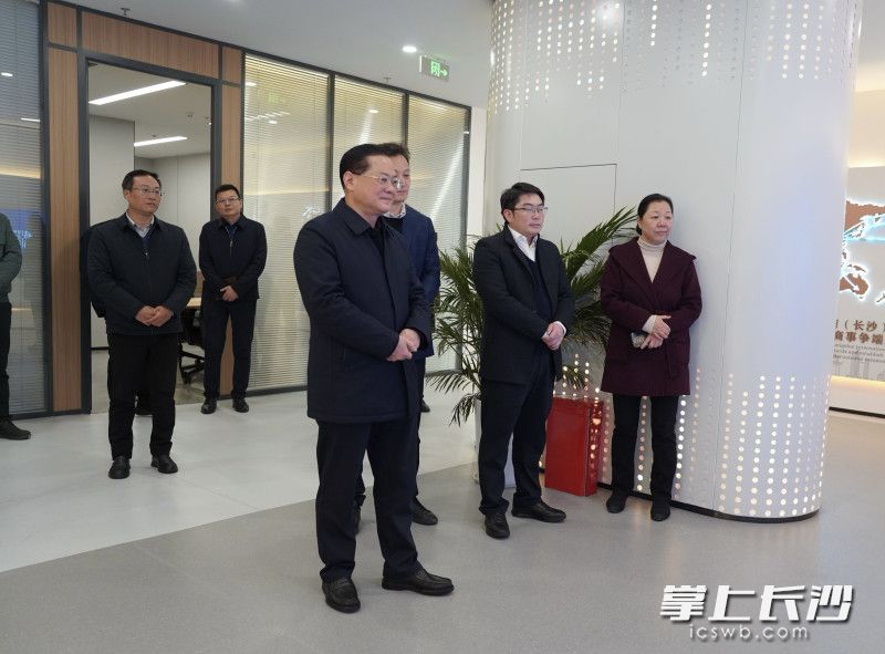 18日上午,市委常委、市委政法委书记张敏带队调研湖南(长沙)涉外中央法务区建设。 长沙晚报通讯员 袁帅 摄 18日上午,市委常委、市委政法委书记张敏带队调研湖南(长沙)涉外中央法务区建设。 长沙晚报通讯员 袁帅 摄