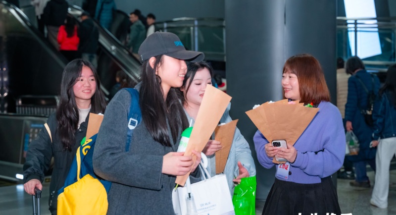 现场开展赠送888 朵花活动。