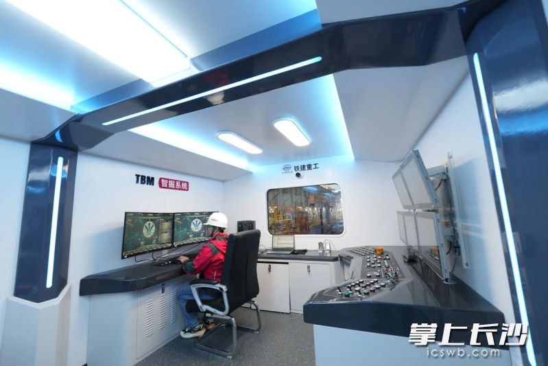 图为铁建重工工作人员正在使用智能客服运维助手工作。企业供图