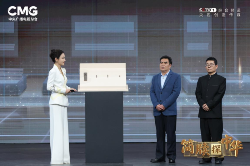 右二为长沙市文物考古研究所所长黄朴华，右一为研究员罗晓华，他们正接受中央电视台采访。