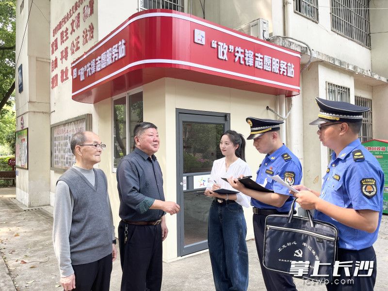 雨花区创新城市管理方式，开展城管进社区，形成基层治理新格局。 全媒体记者 周游 通讯员 高兴 摄影报道