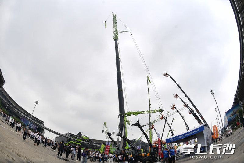 广场上“机甲”林立，吸引了众多客商和参观者。 长沙晚报全媒体记者 王志伟 摄