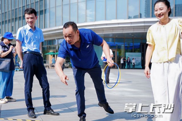 游戏互动区不少市民排队参与体验。 长沙晚报通讯员 杨梦婷 供图