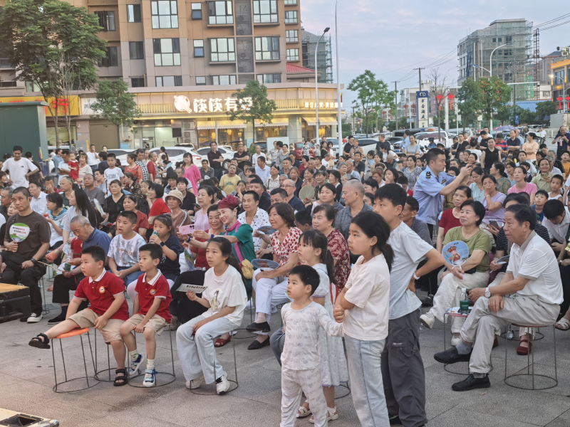 男女老少都在聚精会神观看湘剧表演