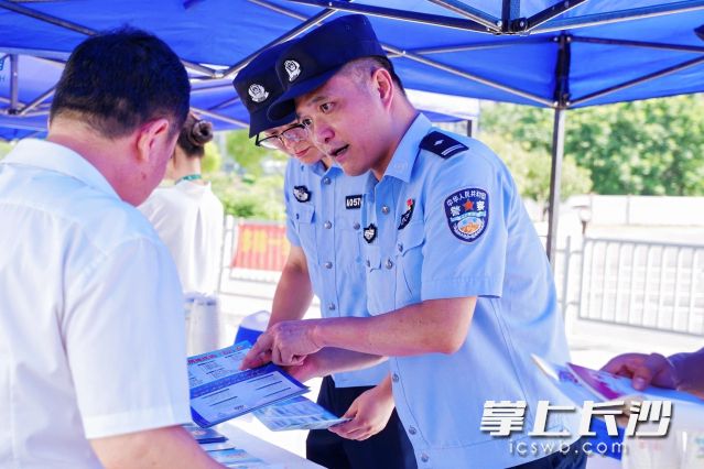 现场设置的安全宣传咨询台、安全科普展板吸引了不少市民“打卡”学习。  长沙晚报通讯员 杨梦婷 供图